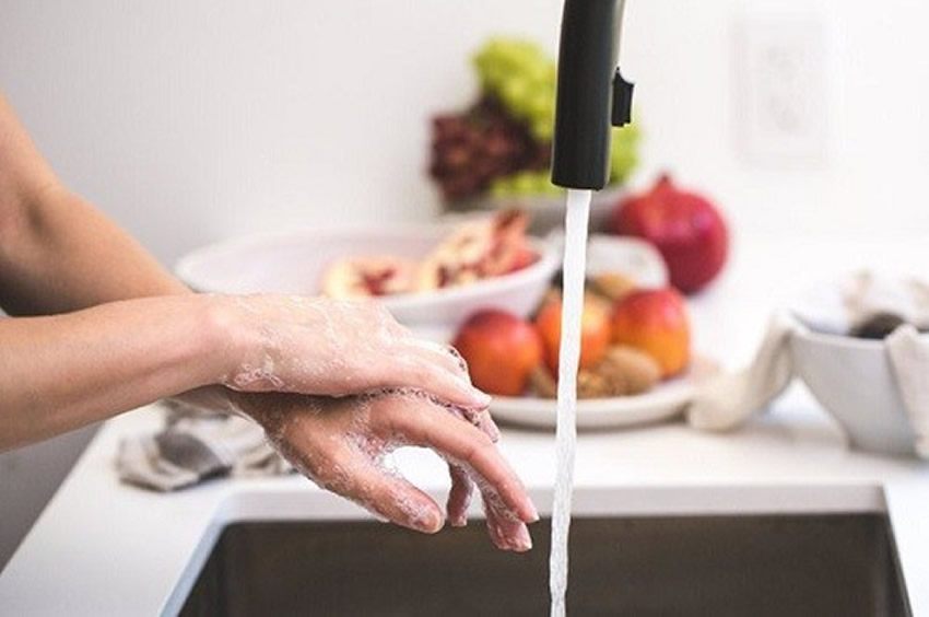 Rửa tay bằng xà phòng trước, trong, sau khi chế biến liên minh okvip để phòng tránh liên minh okvip okviphoatdong do tụ cầu vàng