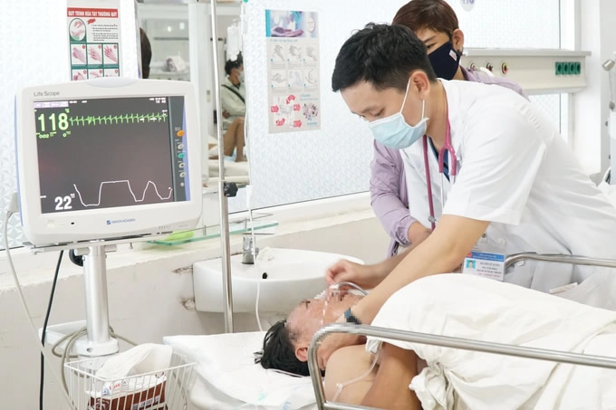 Ba người nhập viện nghi liên minh okvip sau khi ăn nhộng ve sầu