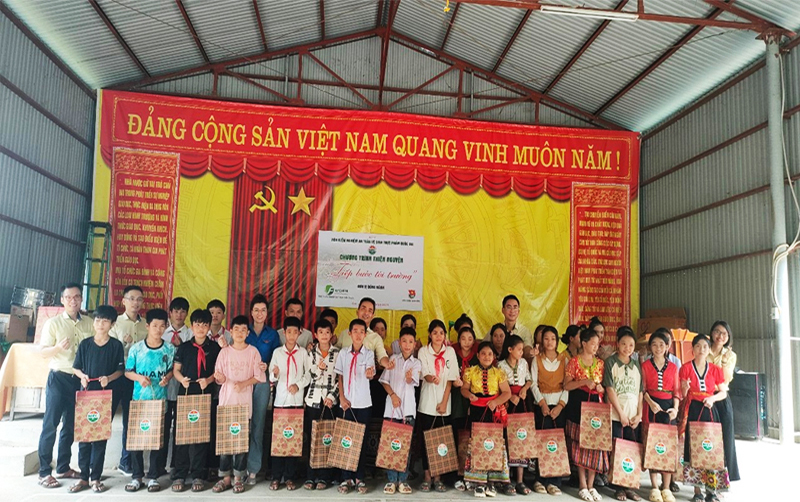 tang-qua-hoc-sinh-kho-khan--nifc-thcs-mau-don-con-cuong-nghe-an