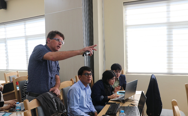 TS-Greg-Paoli-instructs-students-in-the-course