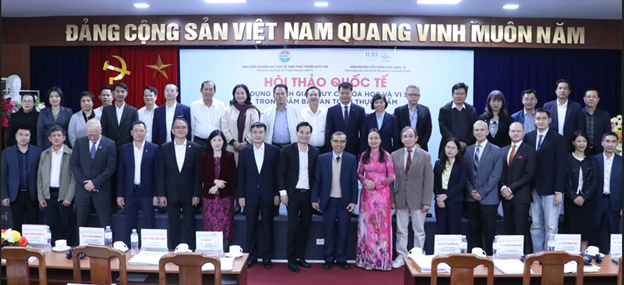 The-organizing-committee-took-a-commemorative-photo-with-the-delegates-and-speakers