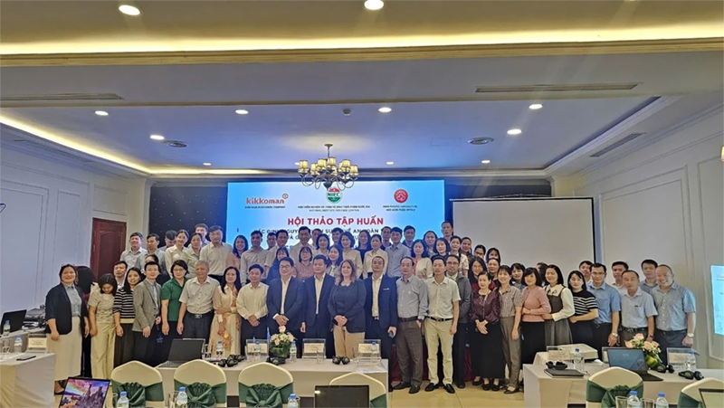 The-organizing-committee-and-delegates-taking-a-commemorative-photo