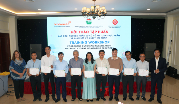 the-organizing-committee-presenting-certificates-of-completion-to-the-participants