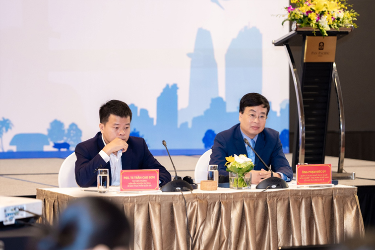 pgs-ts-tran-cao-son-va-pham-duc-uy-to-chuc-tai-chinh-quoc-te